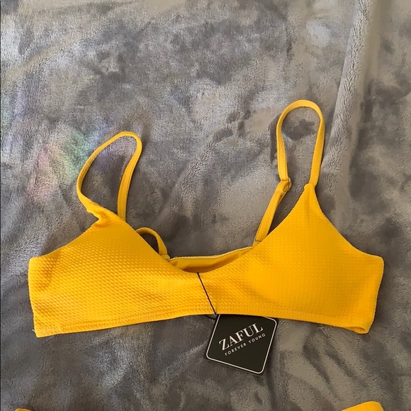 Bikini - Picture 2 of 5